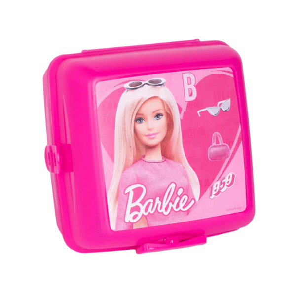 Barbie’nin ışıltılı dünyası şimdi çocukların beslenme saatlerine eşlik ediyor. Lisanslı Barbie beslenme kutusu, sevimli ve renkli tasarımıyla kız çocuklarının favorisi olmaya aday. Günlük okul yaşamına eğlence ve düzen katmak isteyen aileler için mükemmel bir tercih.
