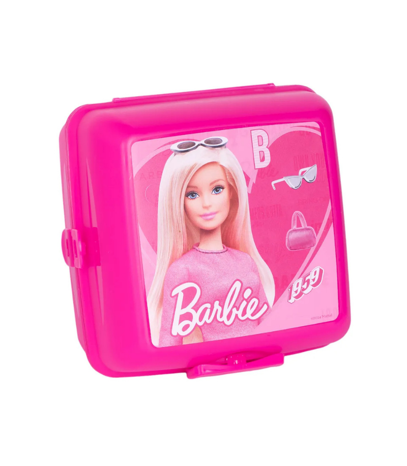 Barbie’nin ışıltılı dünyası şimdi çocukların beslenme saatlerine eşlik ediyor. Lisanslı Barbie beslenme kutusu, sevimli ve renkli tasarımıyla kız çocuklarının favorisi olmaya aday. Günlük okul yaşamına eğlence ve düzen katmak isteyen aileler için mükemmel bir tercih.